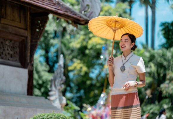 beautiful-thai-woman-holding-traditional-umbrella-2025-10-26-16-19-25-utc (1) ปีใหม่ 2568 เที่ยวไหนดี? รวม 10 จุดเช็กอินยอดนิยมต้อนรับปีใหม่
