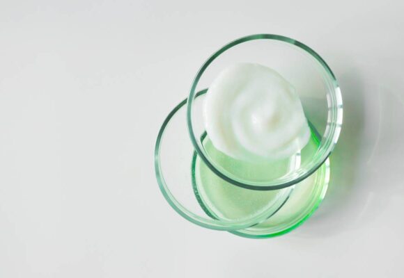 glass-petri-dishes-with-various-cosmetic-products-2026-01-07-01-03-45-utc (1) Glass petri dishes with various cosmetic products on white background, copy space. Shampoo, hair conditioner or mask and shower gel, above